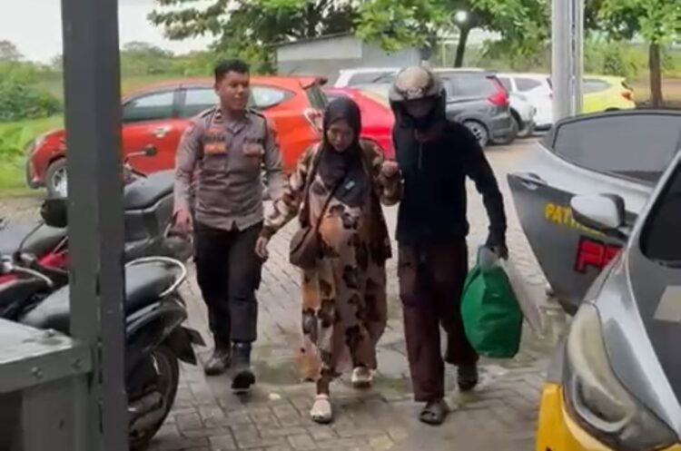 Polres Maros Bantu Ibu Hamil Menuju Klinik di Tengah Arus Mudik