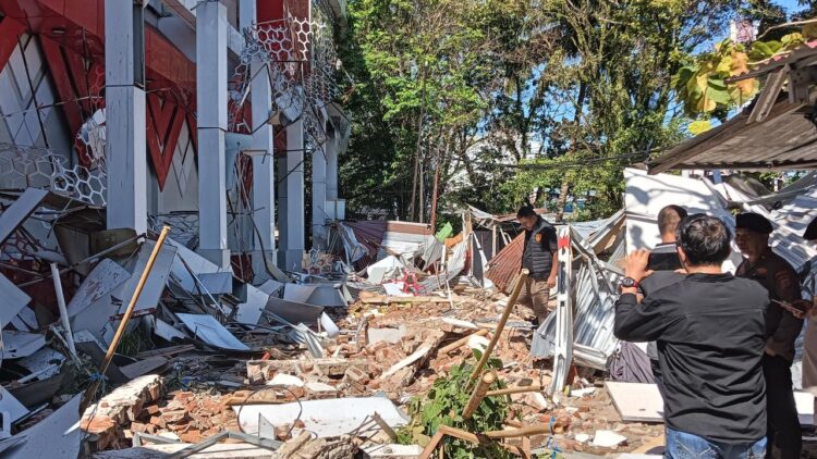 kerusakan Gedung KONI Manado usai diguncang gempa Bitung Magnitudo 7,6. (Liputan6.com/ Yosep Ikanubun)