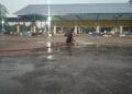 Dinas Perikanan Maros Gandeng Damkar Lakukan Penyiraman Area TPI Labuang Jelang Idul Adha