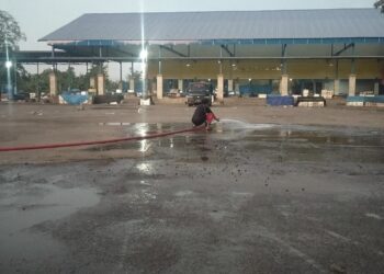 Dinas Perikanan Maros Gandeng Damkar Lakukan Penyiraman Area TPI Labuang Jelang Idul Adha