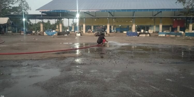 Dinas Perikanan Maros Gandeng Damkar Lakukan Penyiraman Area TPI Labuang Jelang Idul Adha