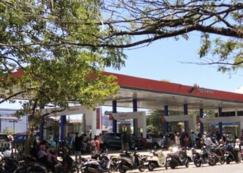 LPHLH Soroti Antrean BBM di Sulsel: Stok Diklaim Aman, Mengapa Rakyat Tetap Mengantre?