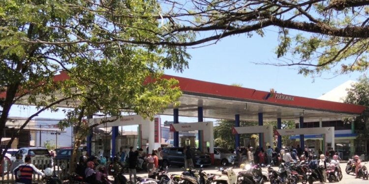 LPHLH Soroti Antrean BBM di Sulsel: Stok Diklaim Aman, Mengapa Rakyat Tetap Mengantre?